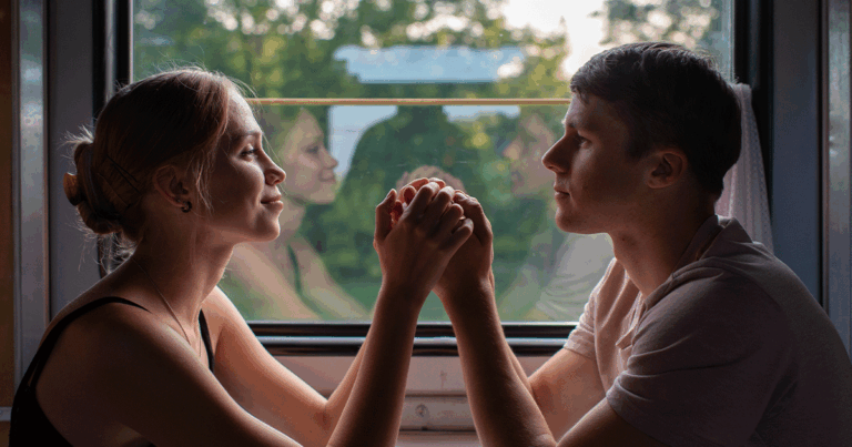 couple discusses a Teen Pregnancy